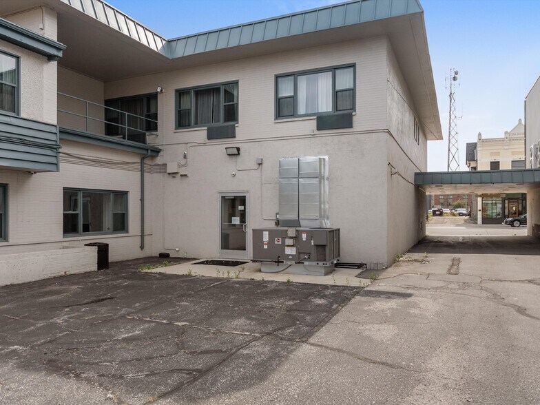 More Photos Of 908 Washington St, Manitowoc Hotel For Sale