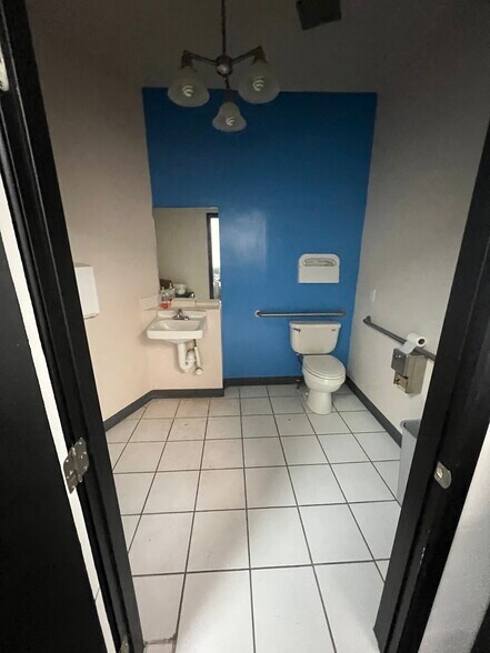 More Photos Of 5000 Lankershim Blvd, North Hollywood Storefront Retail Office For Sale