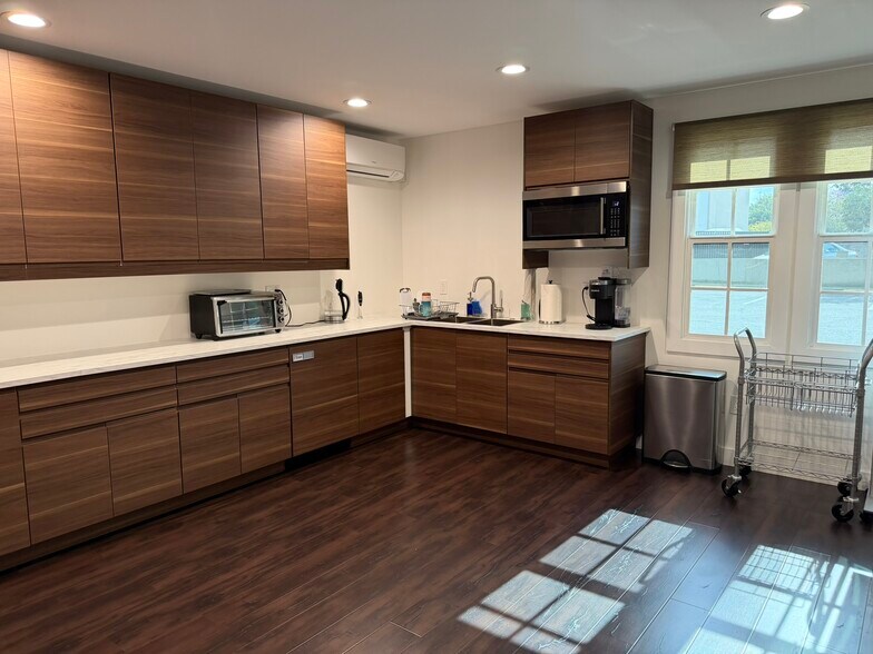 More Photos Of 390 E Walnut St, Pasadena Office For Sale