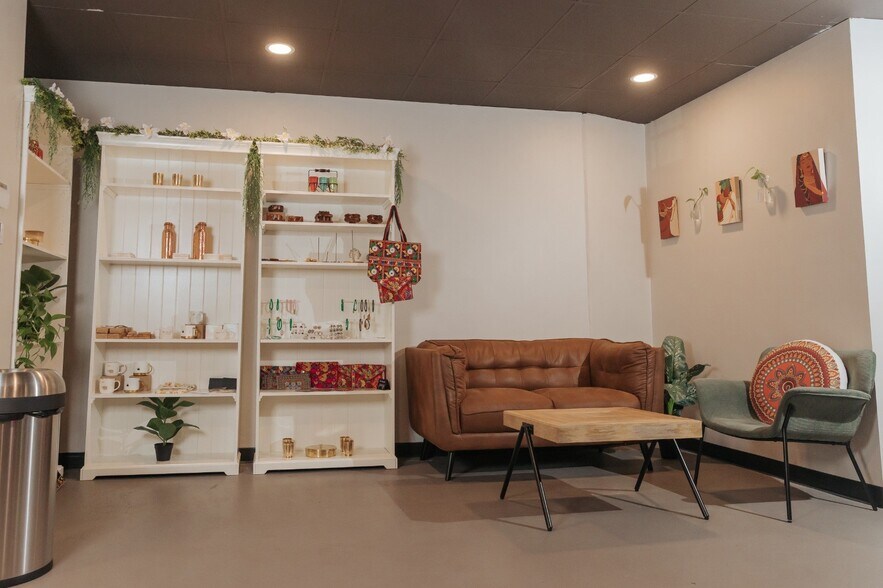 More Photos Of 1028 Shelby St, Indianapolis General Retail For Lease