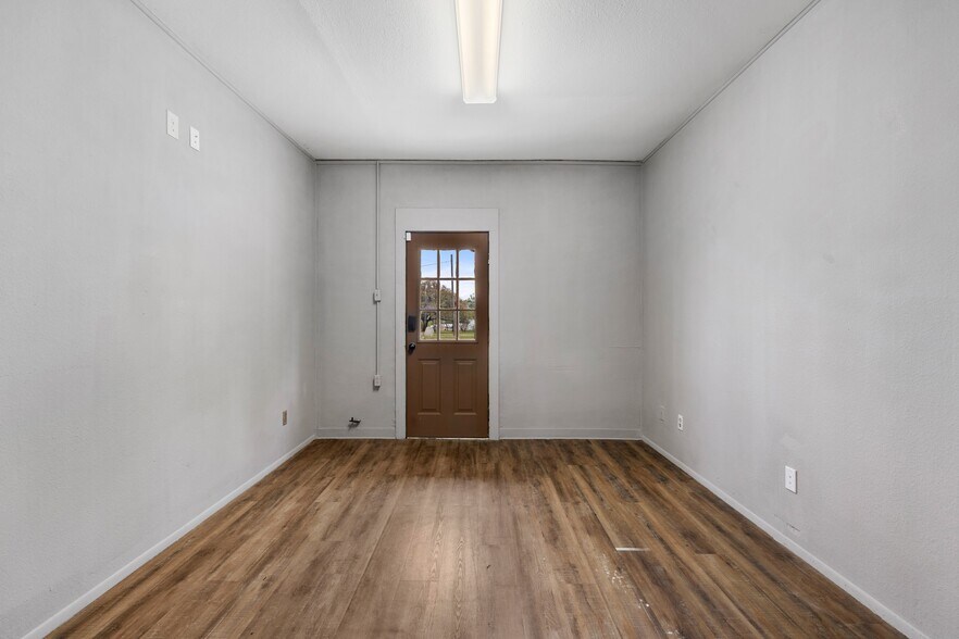 More Photos Of 807 Main St, Blanco Office For Sale
