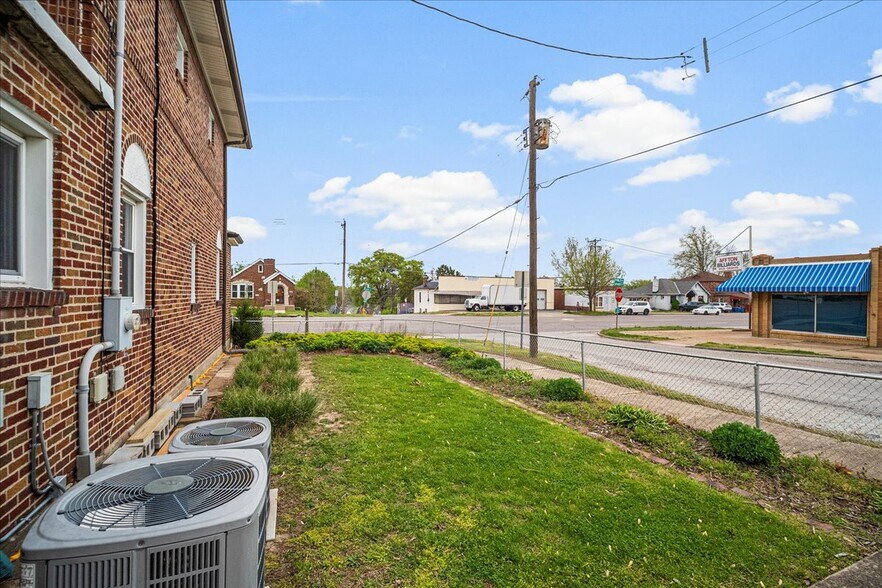 More Photos Of 8700 Gravois Rd, Saint Louis Storefront Retail Residential For Sale