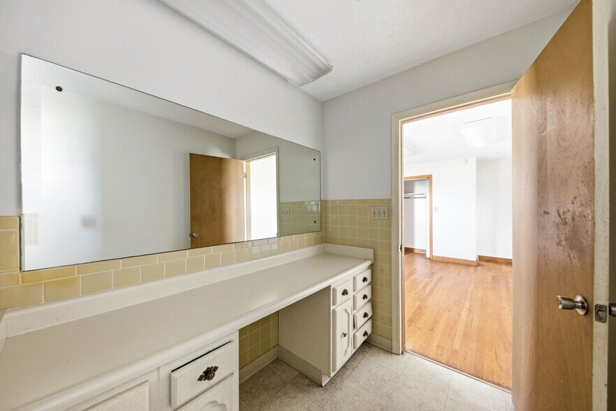 More Photos Of 803 E Broadway Blvd, Jefferson City Warehouse For Sale