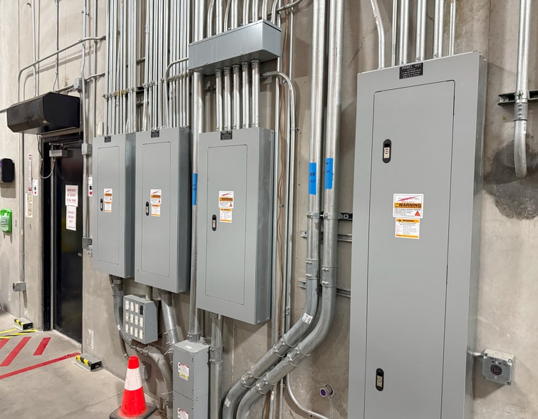 More Photos Of 1945 Pama Ln, Las Vegas Warehouse For Sale