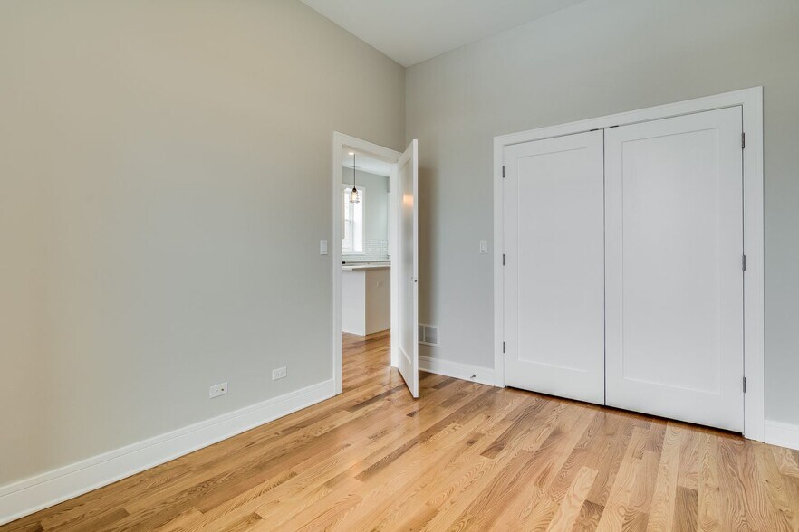 More Photos Of 965 W 18th St, Chicago Apartments For Sale