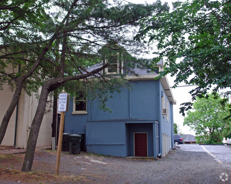 More Photos Of 10376 Main St, Fairfax Freestanding For Lease