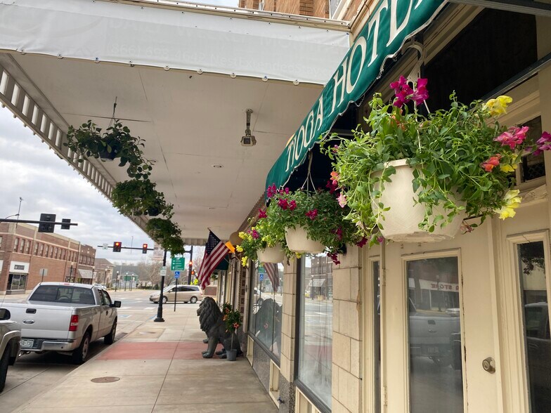 More Photos Of 12 E Main St, Chanute Hotel For Sale