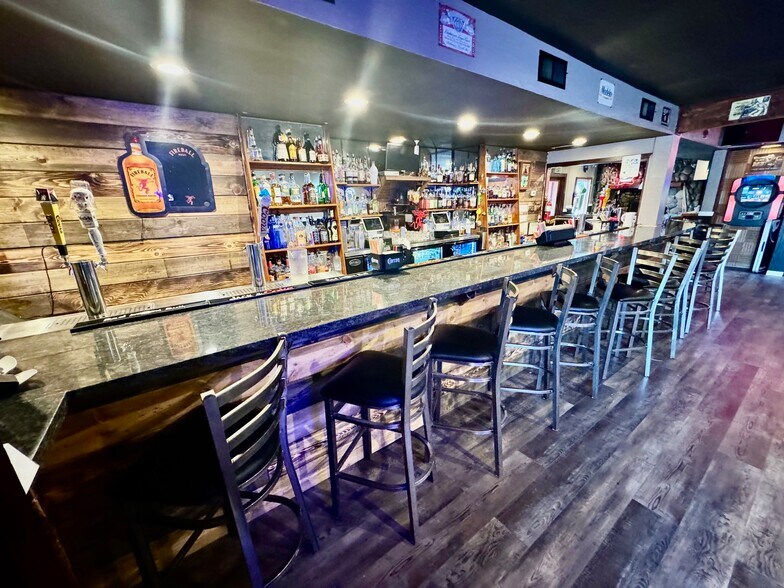 More Photos Of 612 B St, Marysville Bar For Sale