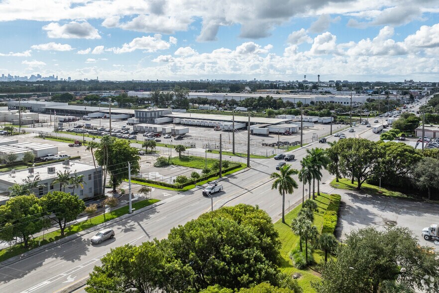 More Photos Of 7000 NW 60th St, Miami Warehouse For Lease