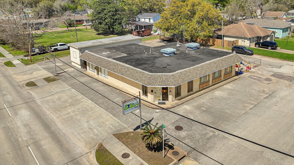 More Photos Of 2000 Cedar Dr, La Marque Freestanding For Sale