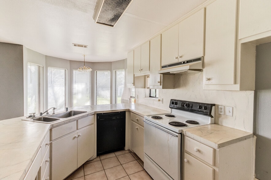 More Photos Of 8409 Chiesa Rd, Rowlett General Retail For Sale