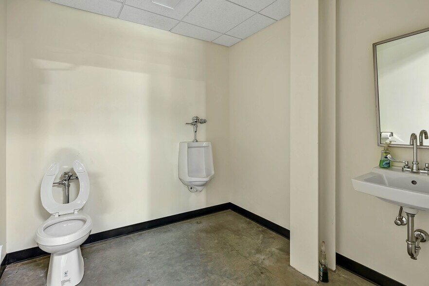 More Photos Of 1616 Harley Davidson Blvd, Columbia Freestanding For Sale