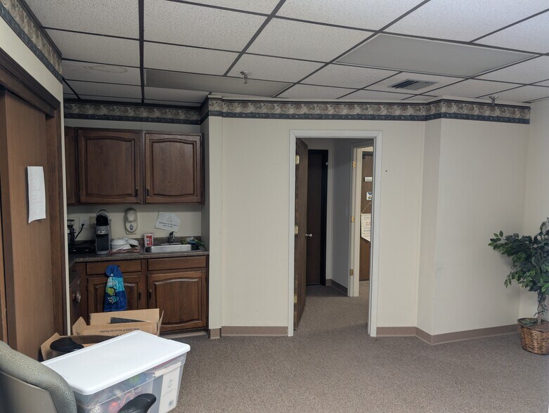 More Photos Of 566 N Cedar St, Mason Self Storage For Lease