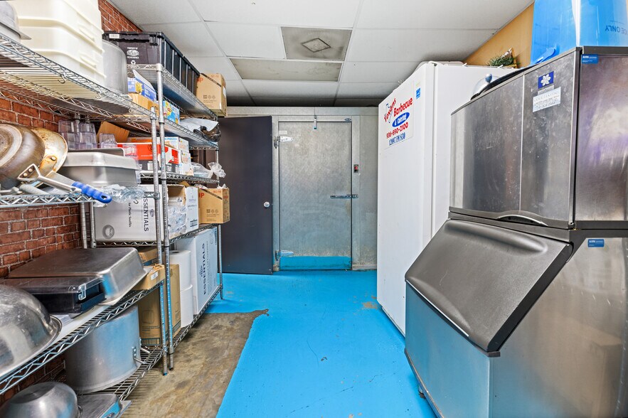 More Photos Of 12097 Fm 830 Rd, Willis Freestanding For Sale