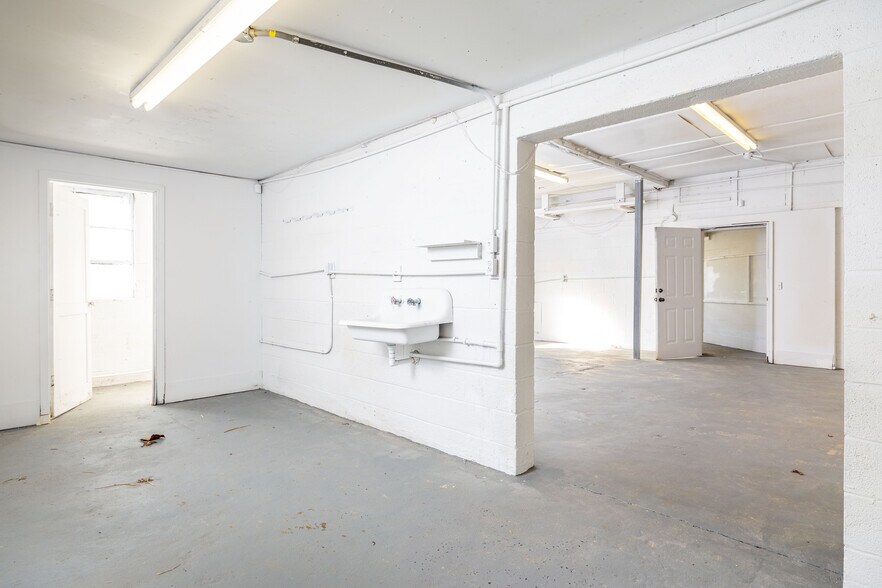 More Photos Of 2336 Old Knoxville Pike, Maryville Light Manufacturing For Sale