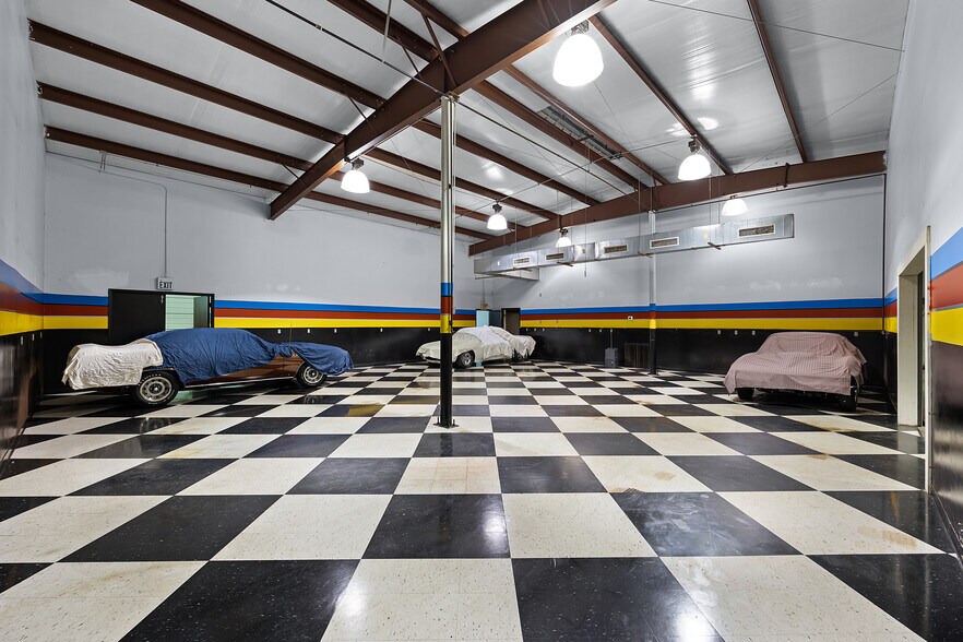 More Photos Of 39 N Madison Dr, Humboldt Showroom For Sale