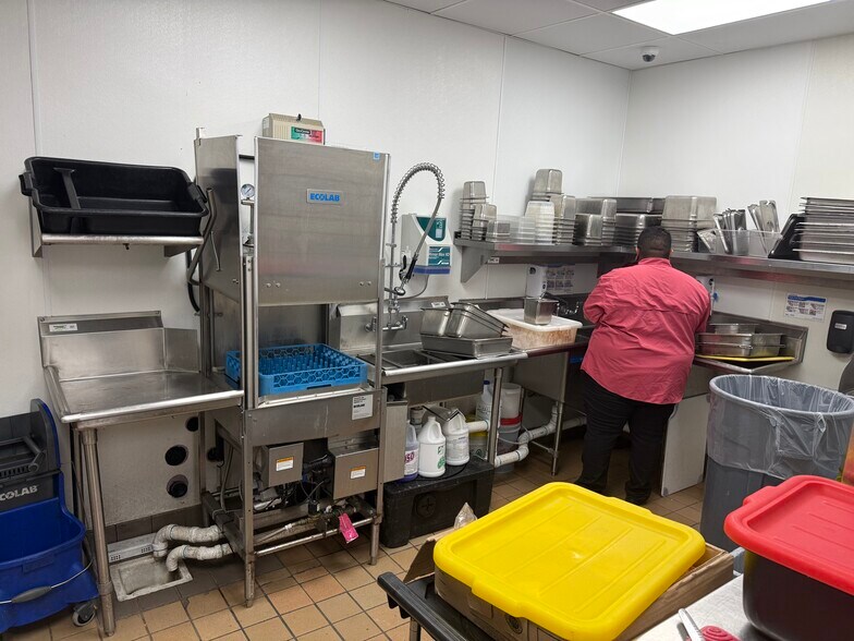 More Photos Of 40 El Camino, Fresno Storefront For Lease
