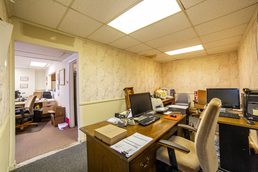 More Photos Of 1300 Industrial Blvd, Southampton Light Distribution For Sale