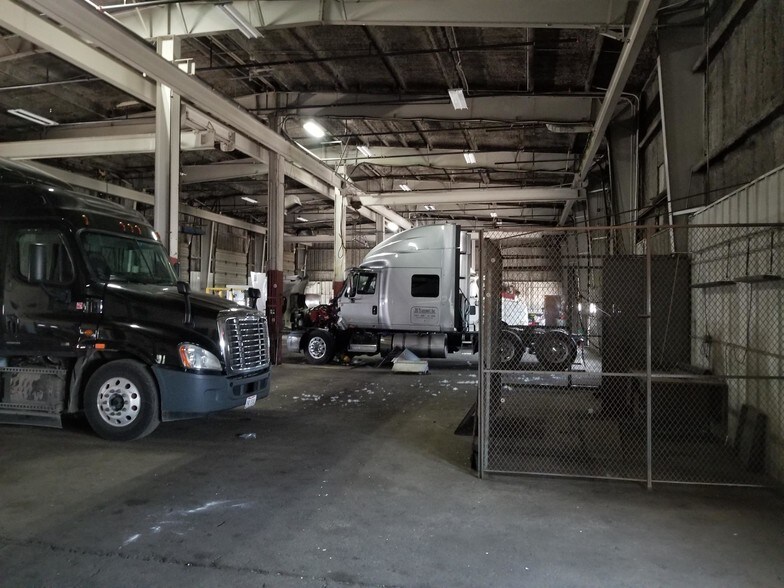 More Photos Of 310 W 162nd St, South Holland Manufacturing For Lease