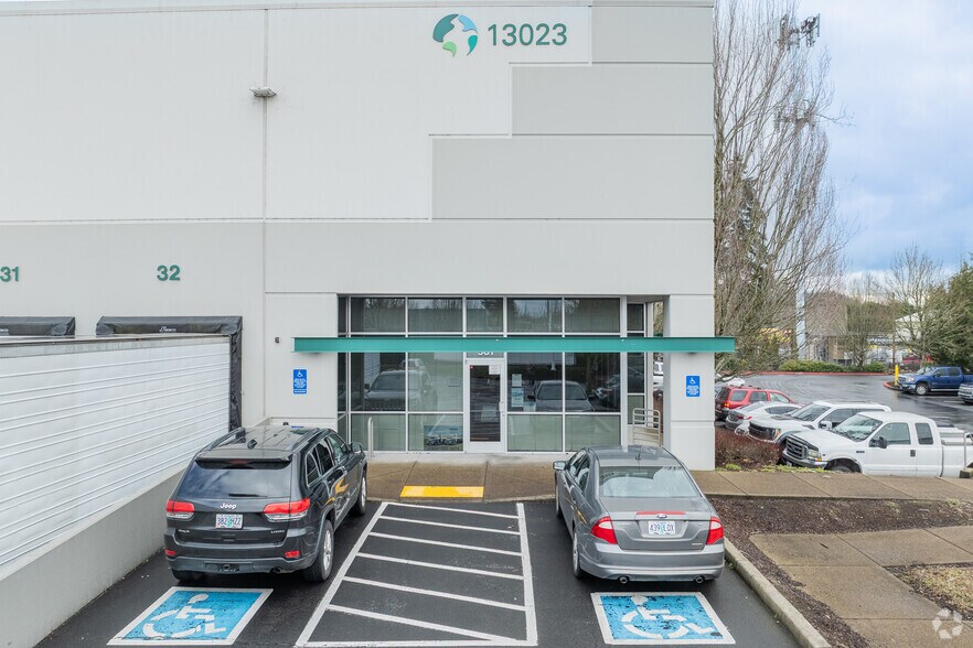 More Photos Of 13023 SE Jennifer St, Clackamas Warehouse For Lease