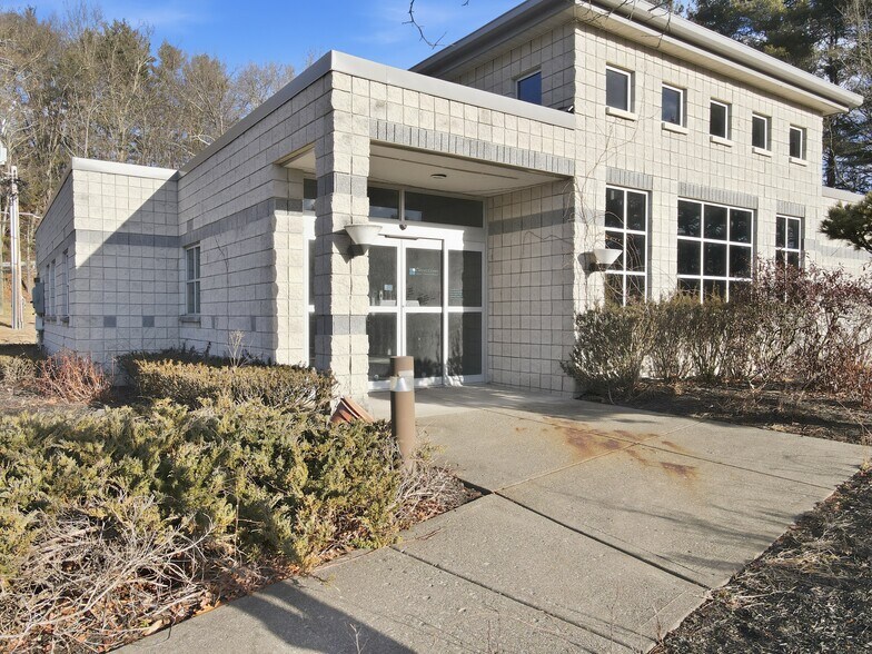 More Photos Of 113 Pocono Dr, Milford Office For Sale