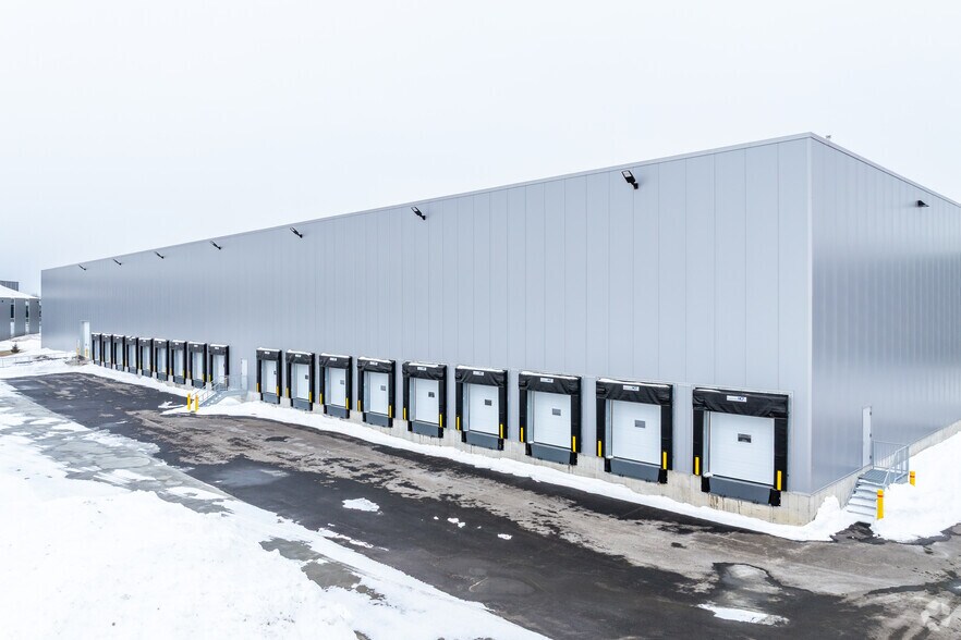 More Photos Of 141 Boul Bellerose O, Laval Warehouse For Lease