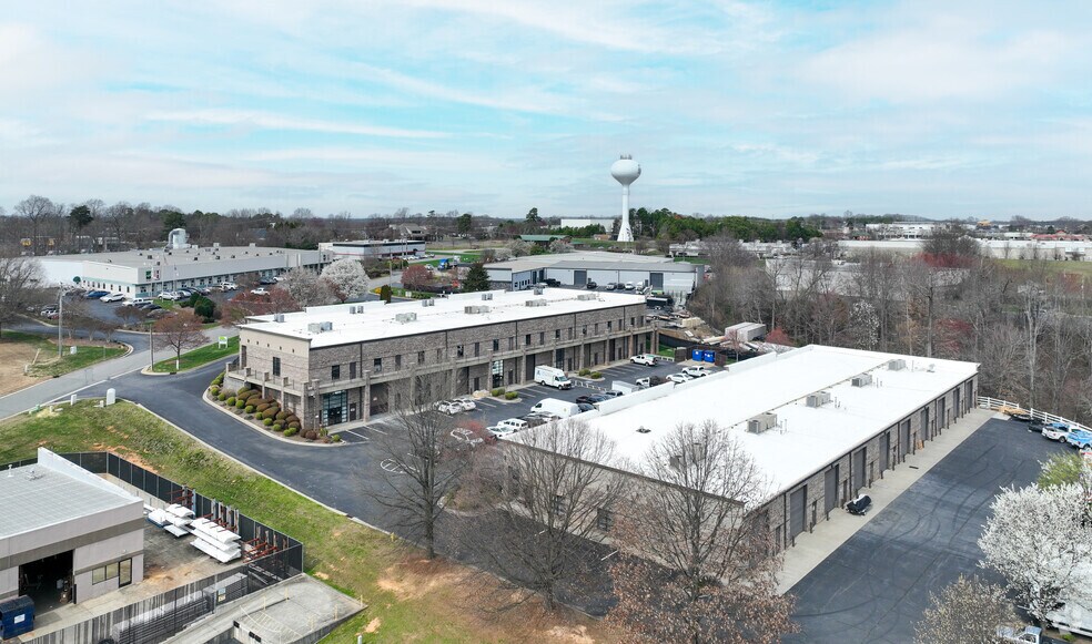 More Photos Of 131 Crosslake Park Dr, Mooresville Storefront For Lease