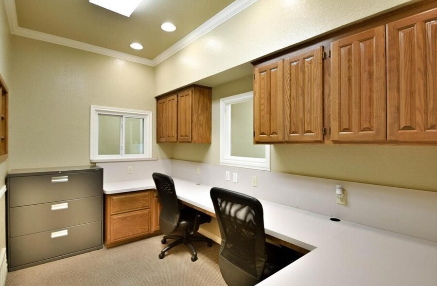 More Photos Of 606 S Harbor Ct, Granbury Office For Lease