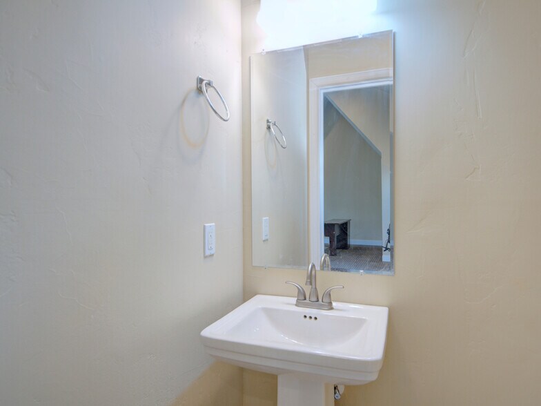 More Photos Of 485 S 100 E, Bountiful Office For Lease