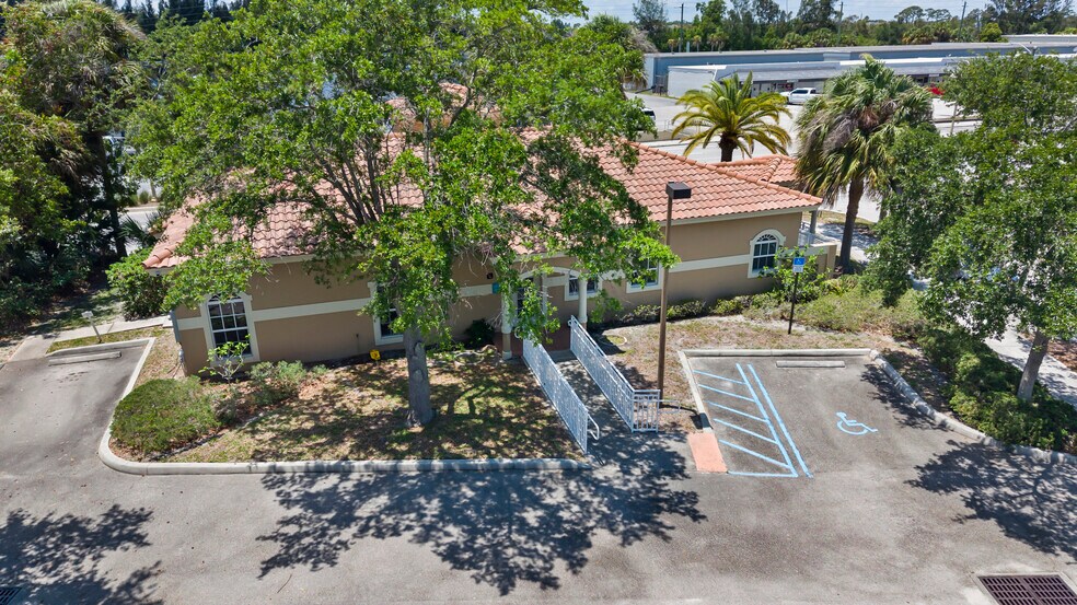 More Photos Of 3193 SE Dixie Hwy, Stuart Office For Sale