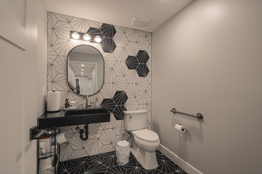 More Photos Of 1600 SW Market St, Lee's Summit Office For Sale