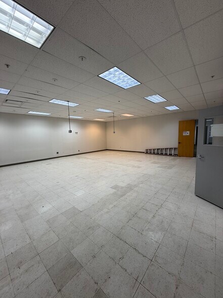 More Photos Of 2526 Qume Dr, San Jose Light Distribution For Lease