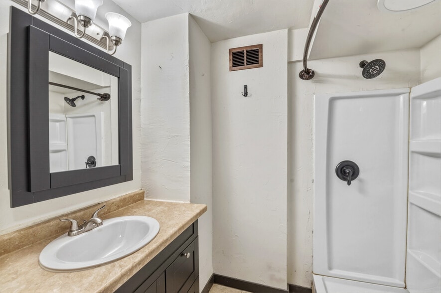 More Photos Of 3450 Mid Valley Dr, De Pere Flex For Sale