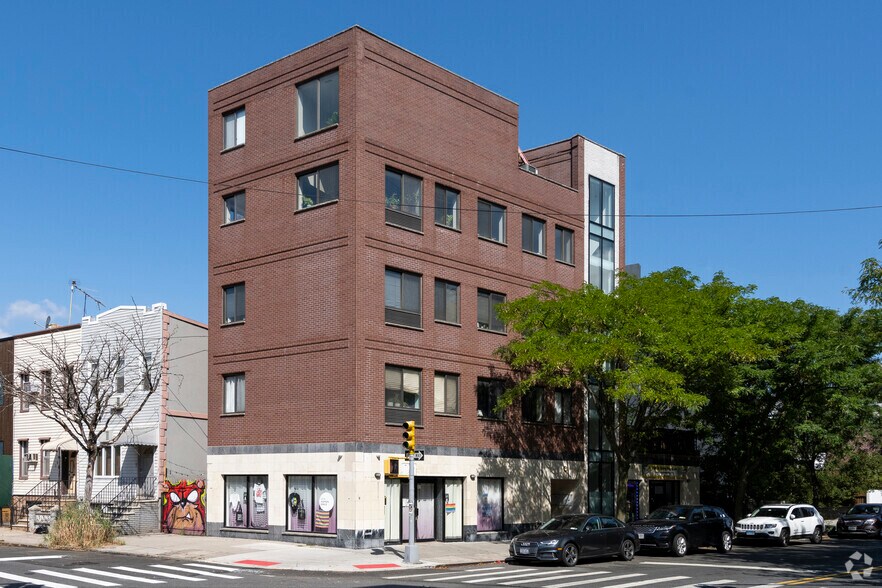 More Photos Of 188 Woodpoint Rd, Brooklyn Apartments For Sale