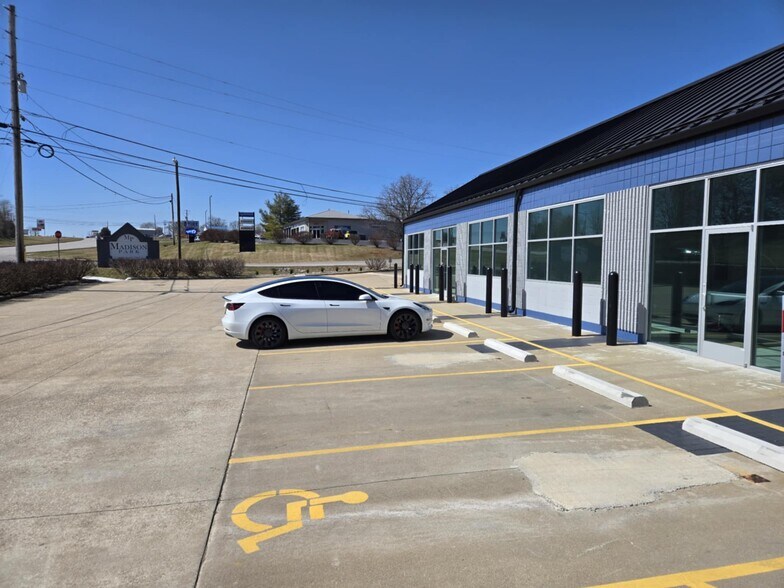 More Photos Of 201 Corporate Dr, Elizabethtown Freestanding For Lease