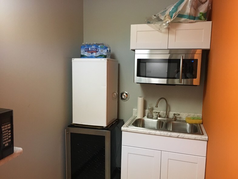 More Photos Of 700 Crown Industrial Ct, Chesterfield Warehouse For Lease