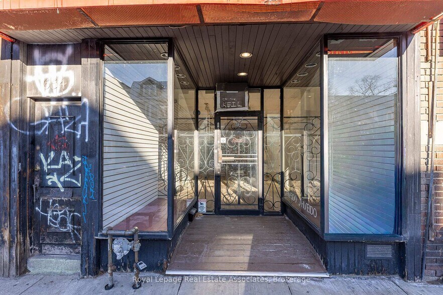 More Photos Of 654 Bloor St W, Toronto Storefront Retail Office For Lease