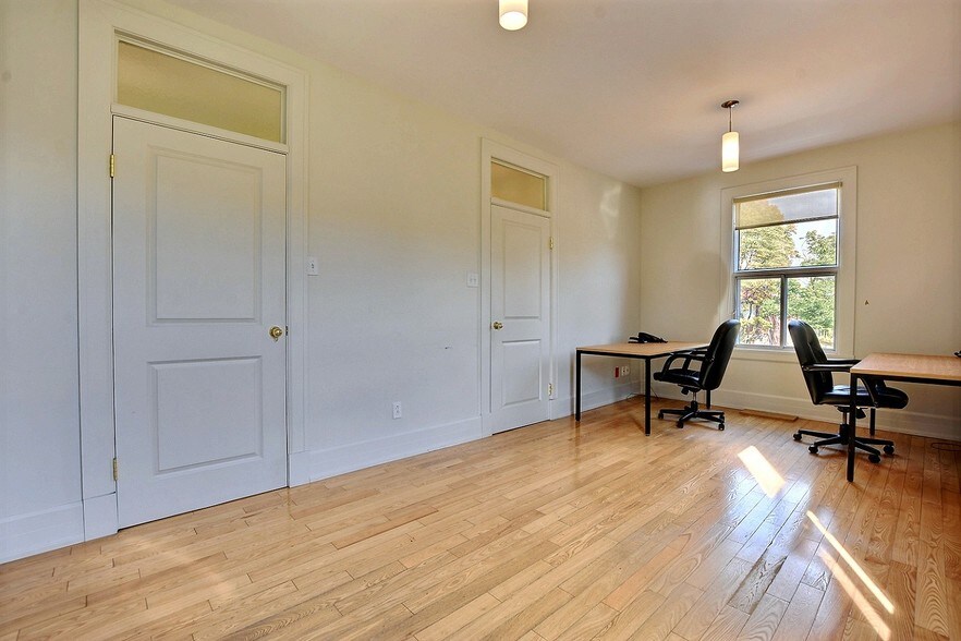 More Photos Of 510-512 Décarie Boul, Saint-Laurent Loft Creative Space For Sale