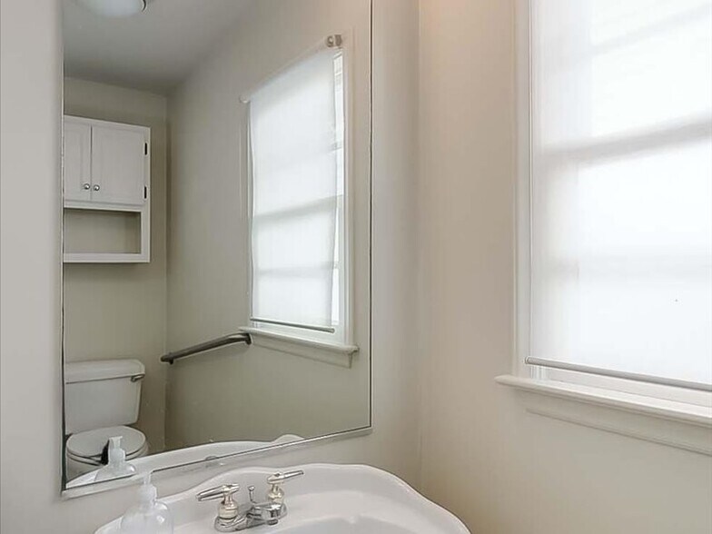 More Photos Of 513 E High St, Lexington Freestanding For Lease