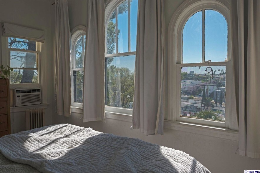 More Photos Of 3201 Hamilton Way, Los Angeles Apartments For Sale