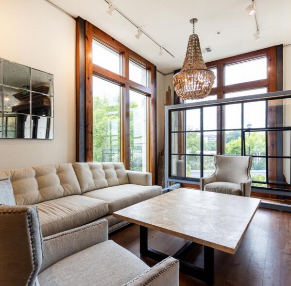 More Photos Of 425 Peachtree Hills Ave NE, Atlanta Freestanding For Sale