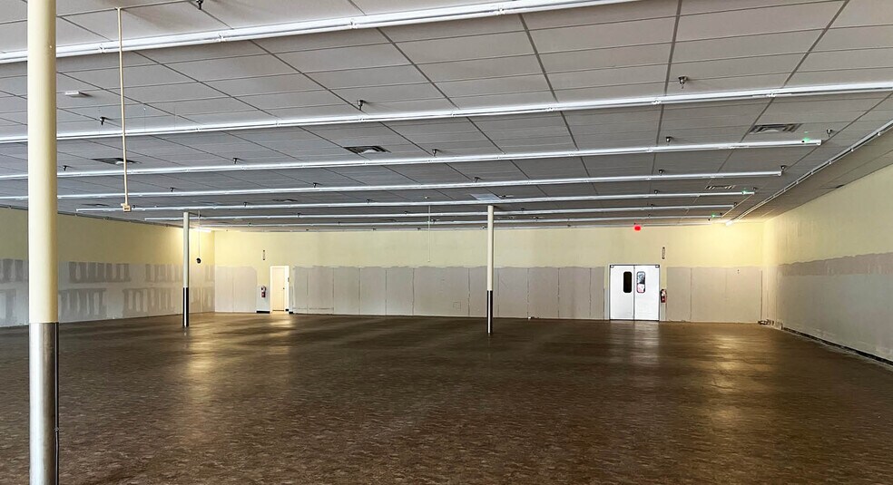 More Photos Of 855 Campbellsville Rd, Greensburg Storefront For Lease