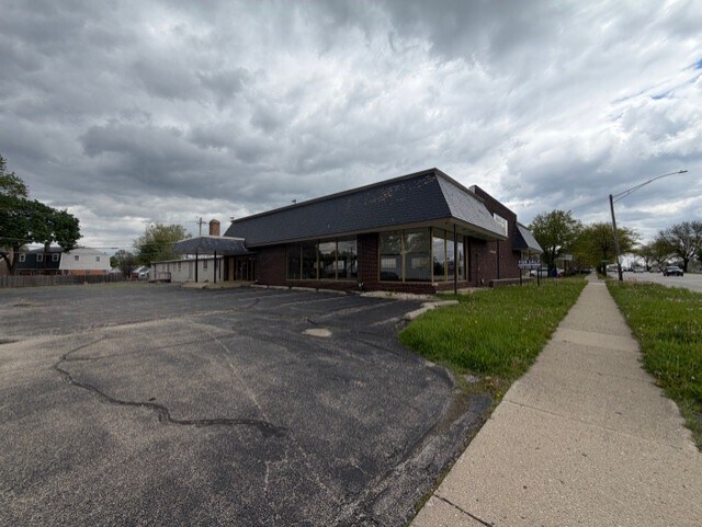 More Photos Of 1000 W Northwest Hwy, Arlington Heights Freestanding For Sale