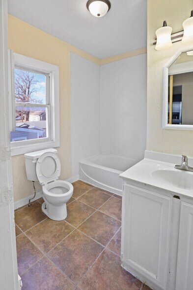 More Photos Of 1850 Easton Blvd, Des Moines Storefront Retail Residential For Sale