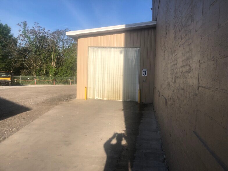 More Photos Of 2826 Barnes Ave, Indianapolis Warehouse For Lease