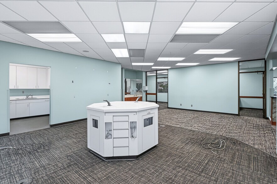 More Photos Of 7180 Hickman Rd, Windsor Heights Medical For Lease