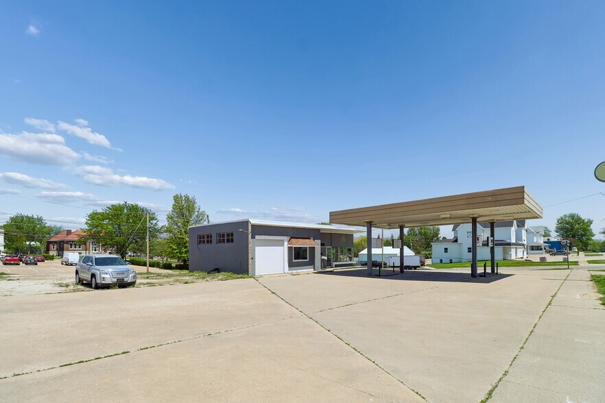 More Photos Of 801 Court Ave, Chariton Service Station For Sale