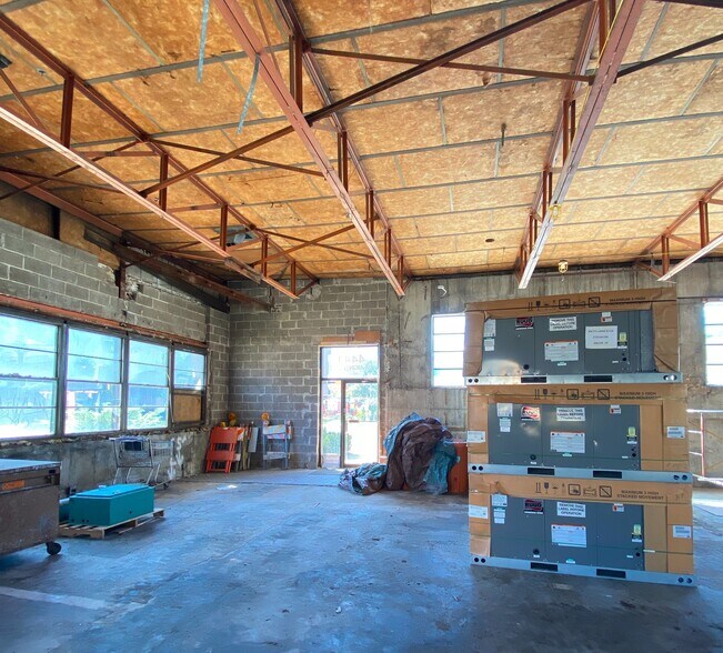 More Photos Of 4440 W Montrose Ave, Chicago Light Manufacturing For Lease