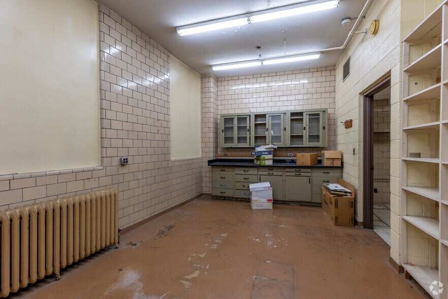 More Photos Of 110 E Warren Ave, Detroit Medical For Lease