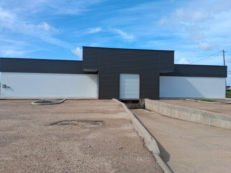 More Photos Of 101 W 4th St, Freeport Warehouse For Sale